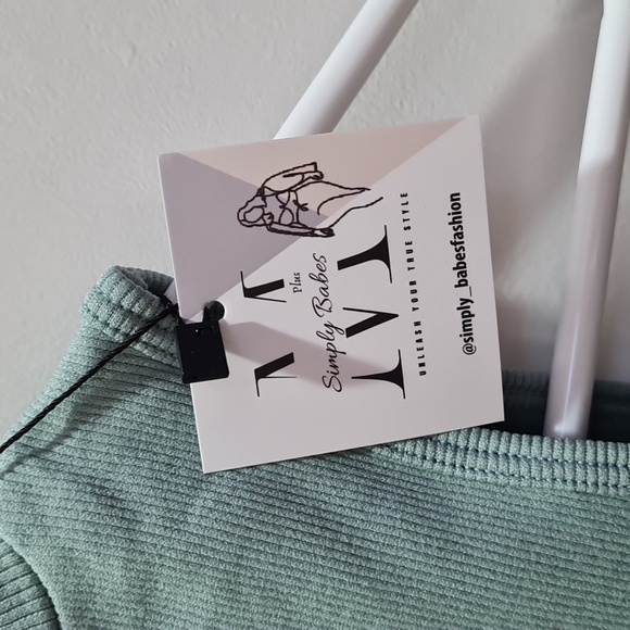 NWT DYNAMIC STRETCHY CROP TOP - Picture 7 of 9